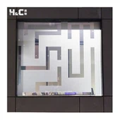 Slimme glazen scheidingswand met patroon